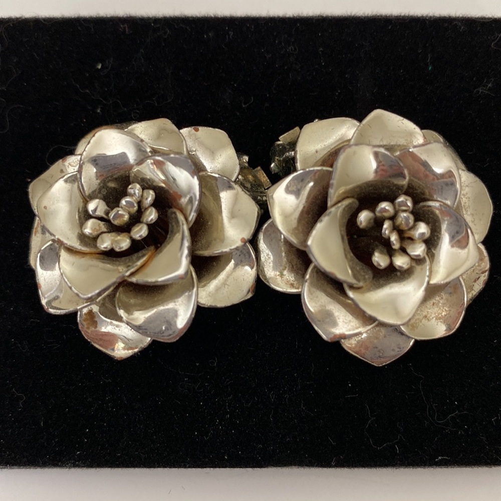 Vintage Floral Silver Tone Clip On Earrings Mid Century Modern Flower Button
